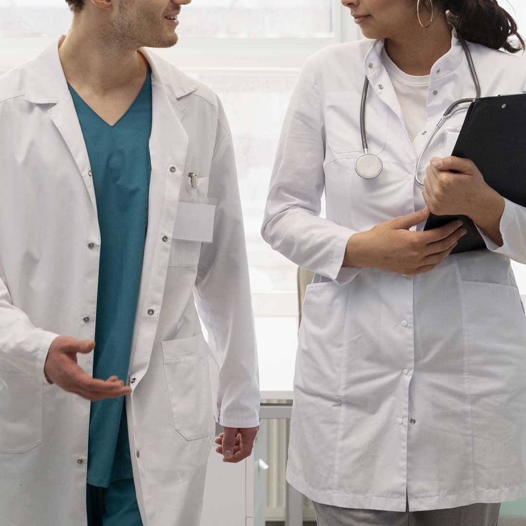 Dois médicos conversando